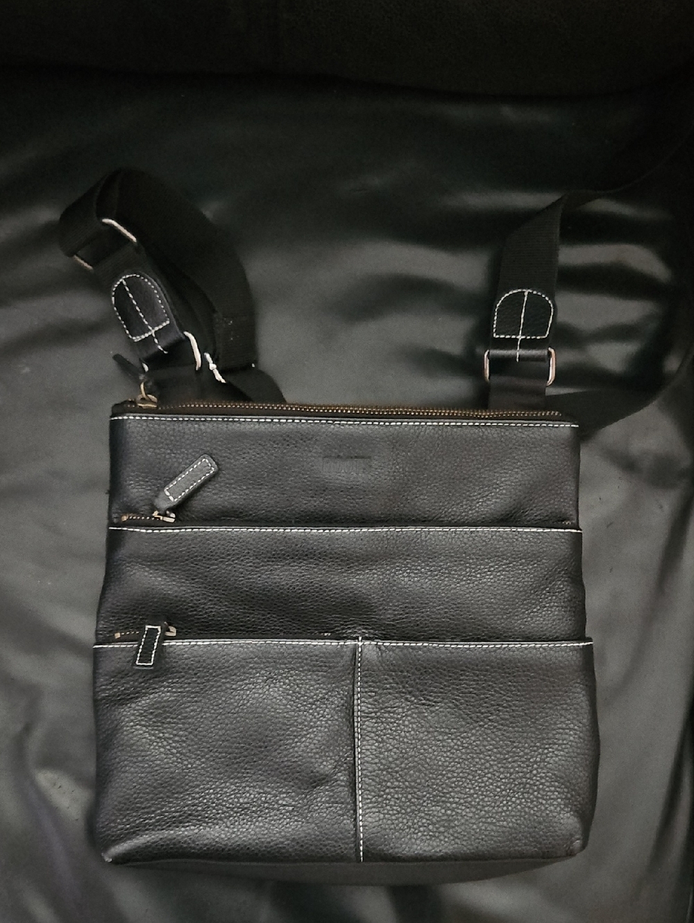 ROOTS Pebbled Leather Crossbody Bag M Black Stainless Steel Hardware Zipper